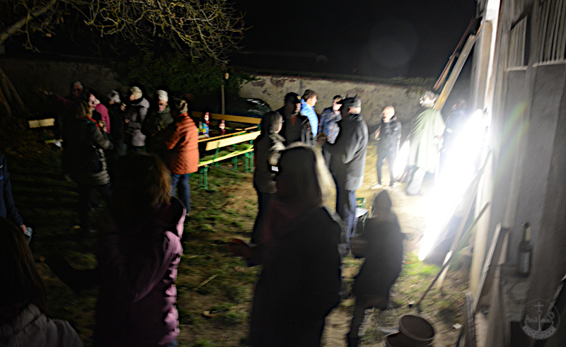 Besucher der Reformationsandacht vor der Garten Erdenreich - Pfarrscheune beim Genuß von Reformationsbrötchen