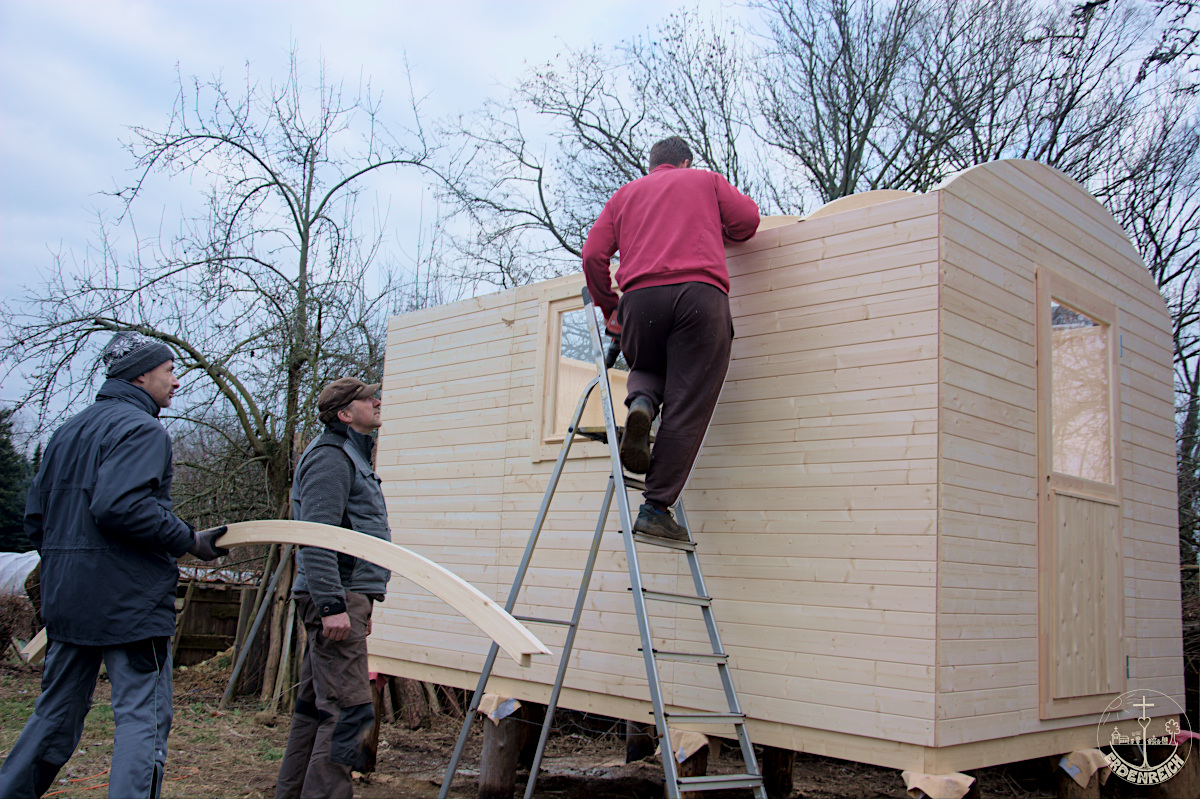 Garten Erdenreich Schildau: Dachbau am Schäferwagen - Rundsparren werden aufgesetzt