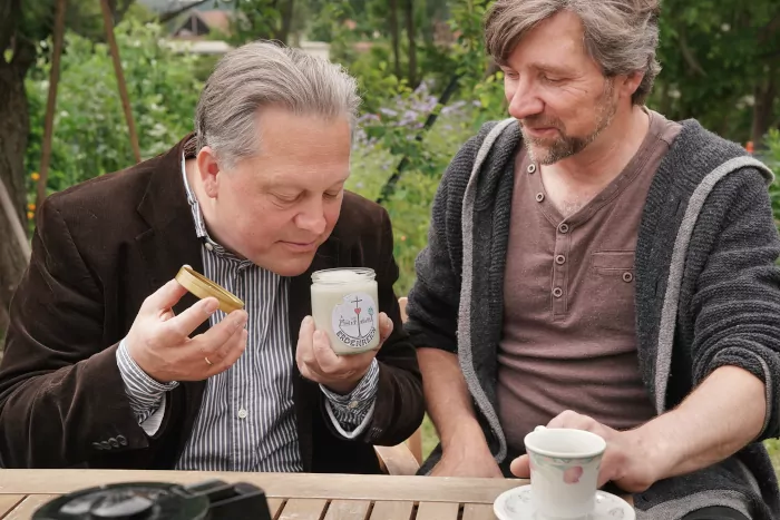 Kulturbüro-Chef schnuppert am Honig aus dem Garten Erdenreich