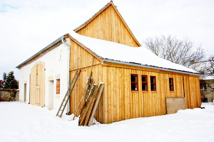 Erdenreich Garten: Pfarrscheune mit Werkstatt-Anbau im Schnee