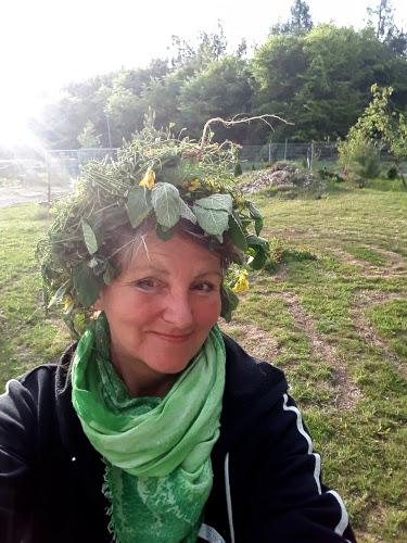 Kräuterfee Brigitte Bussenius - Seminarleiterin Herbstkräuter und Wurzeln in der Kulturscheune Garten Erdenreich