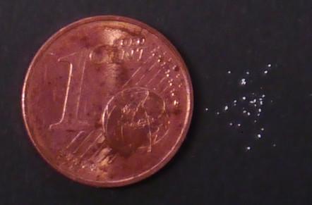Größenvergleich 1 €-Cent Münze mit Mikroplastik - Partikeln