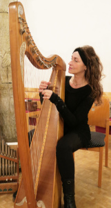 Sabine Lindner aus Erfurt an der Harfe